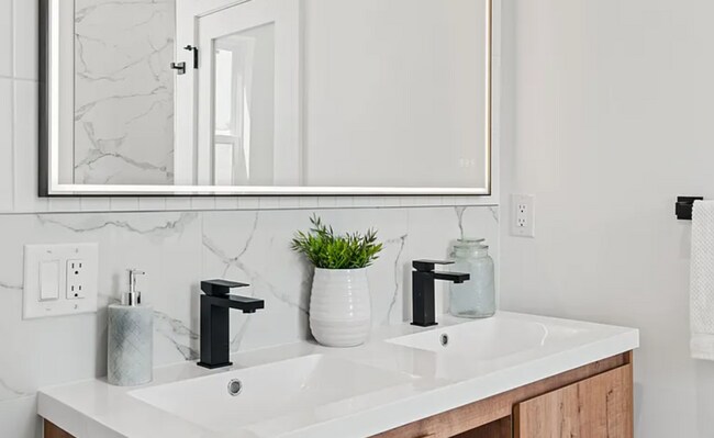 Foto del edificio - Luxury New Construction Townhome