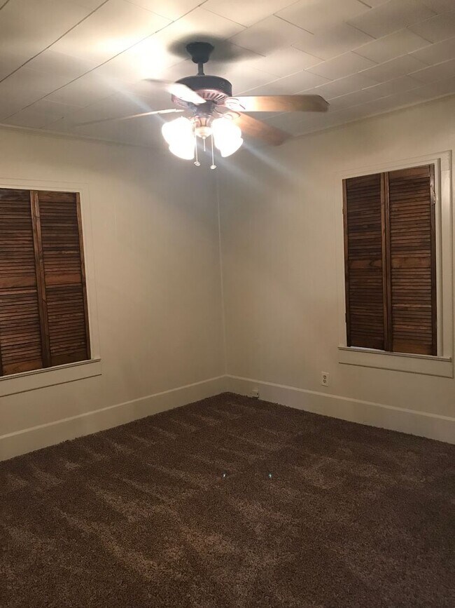 Building Photo - Two bedroom, One Bathroom , near UL