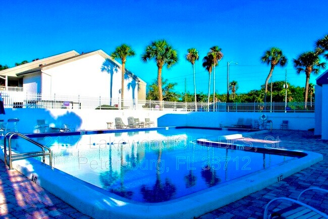 Building Photo - 2117 Lakewood Club Dr S