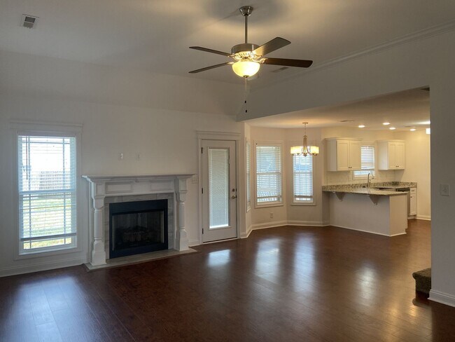 Foto del edificio - 4 bed, 3 bath, under $1900  Wow.