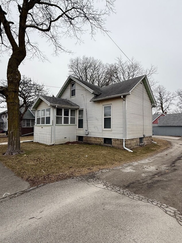 Primary Photo - Spacious 4-Bedroom Home with Den and Moder...