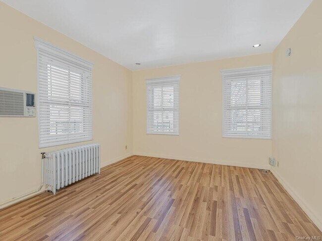 Building Photo - 28 Clove Rd