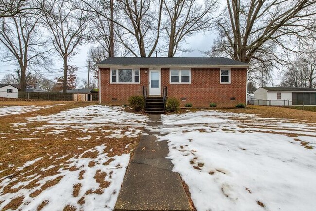 Building Photo - Charming 3/1 with fenced-in backyard