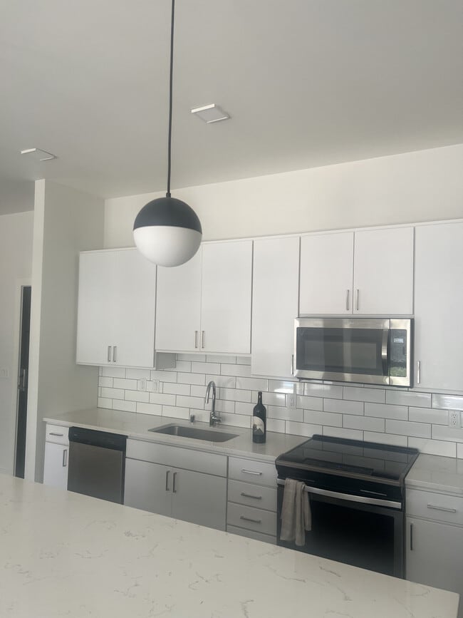 modern kitchen - Vantage on the Park