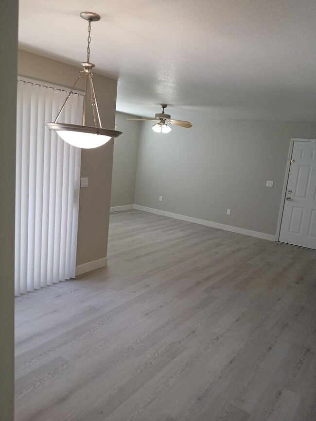 Building Photo - Silverado Ranch 1098