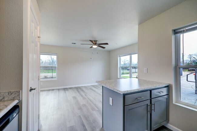 Building Photo - 155 Plez Morgan Dr