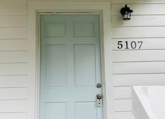 Foto del edificio - 5107 Byron Ave