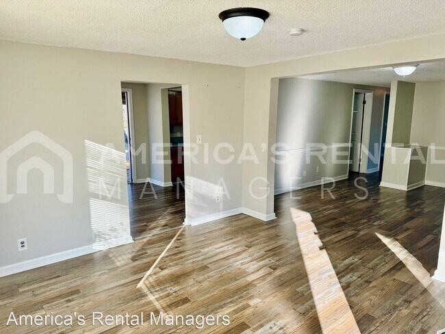 Building Photo - 3 br, 1 bath House - 606 Flag Pole Mountai...