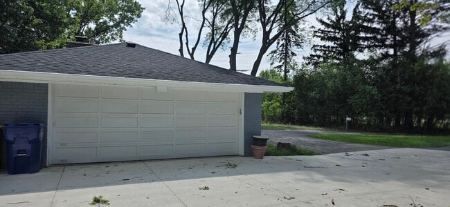 Foto del edificio - 5335 Orchard Lake Rd