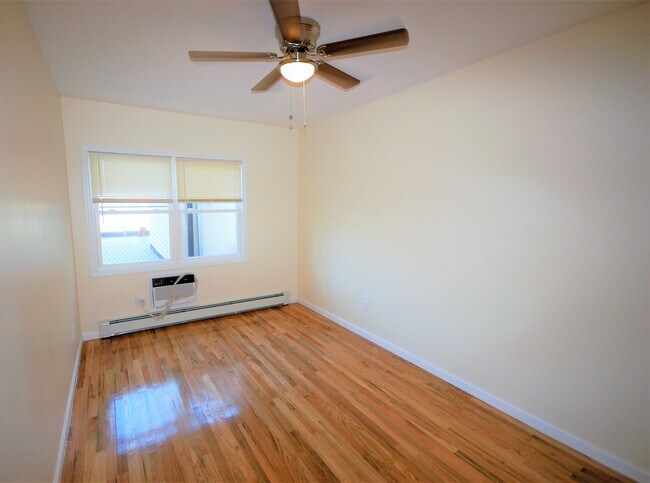 Foto del edificio - 610 E 187th St