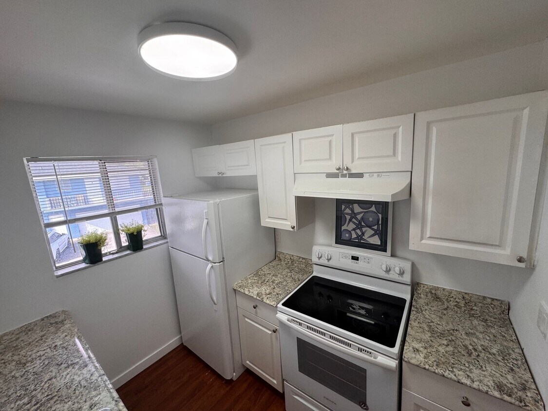 Foto principal - 2 Bed 1 Bath - Spacious w/ Great Natural L...