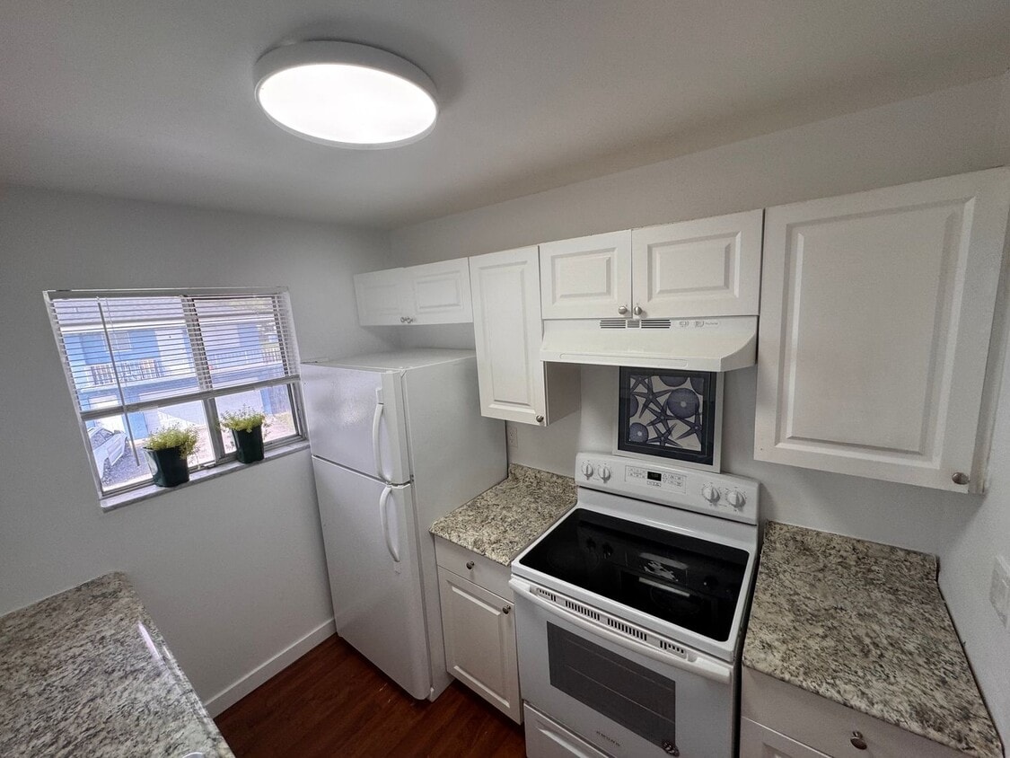 2 Bed 1 Bath - Spacious w/ Great Natural L... - 2 Bed 1 Bath - Spacious w/ Great Natural L...