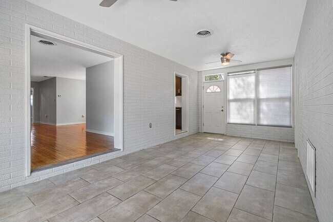 Building Photo - 5600 Tangerine Ave S