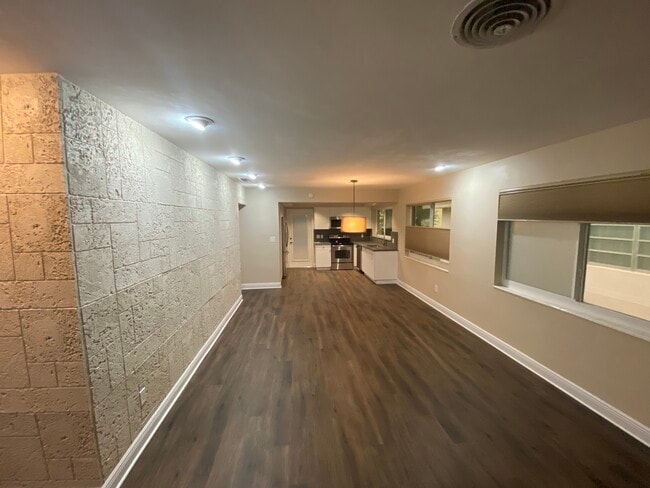 Building Photo - 539 Menendez Ave