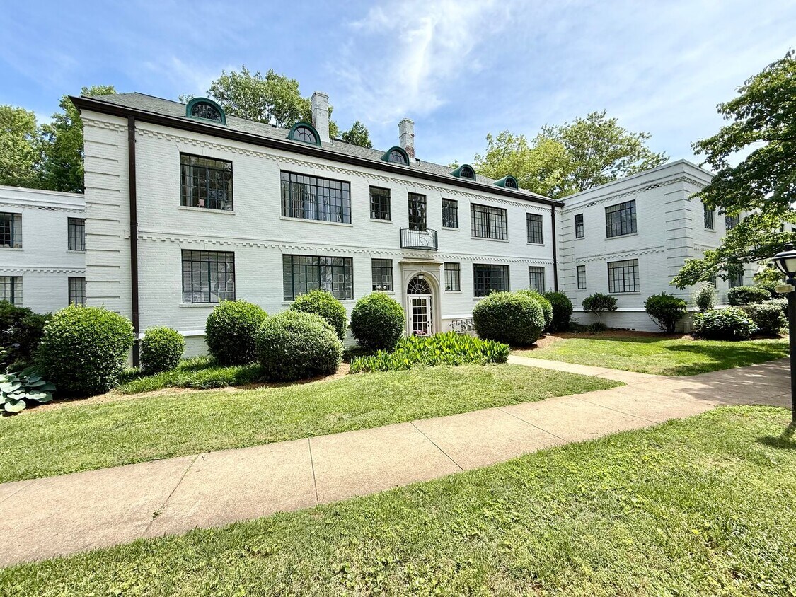 Foto principal - Charming 1 Bed, 1 Bath Apartment in Gated ...