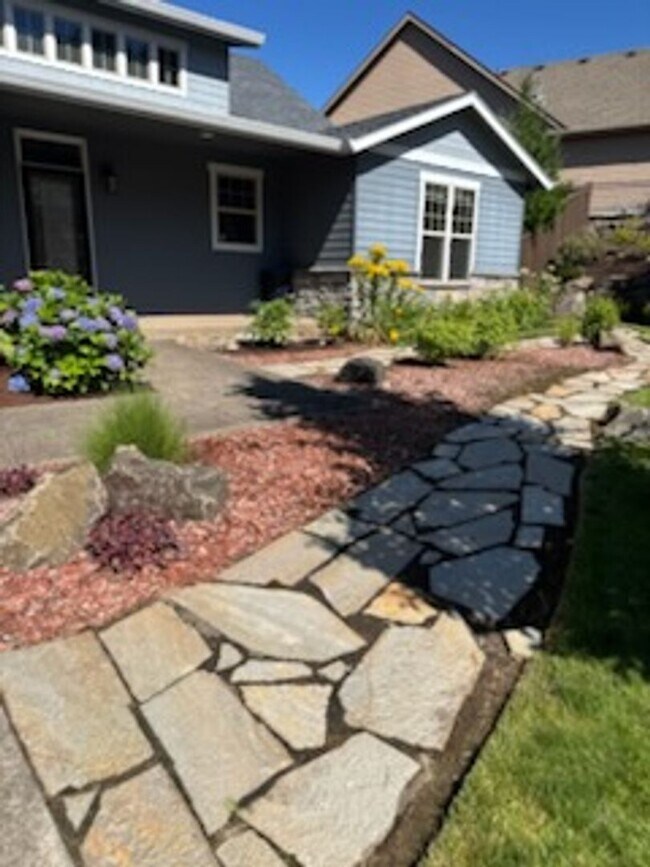 Building Photo - Amazing Thurston Area Home With 3 Bedrooms...