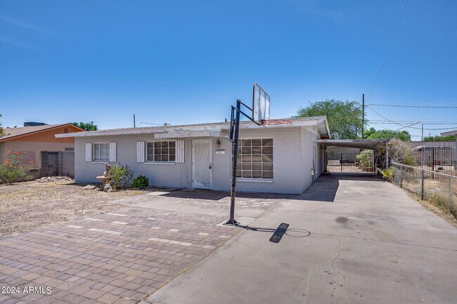 Building Photo - 446 S Fraser Dr