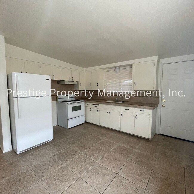 Foto del edificio - 812-812 E Holaway Dr