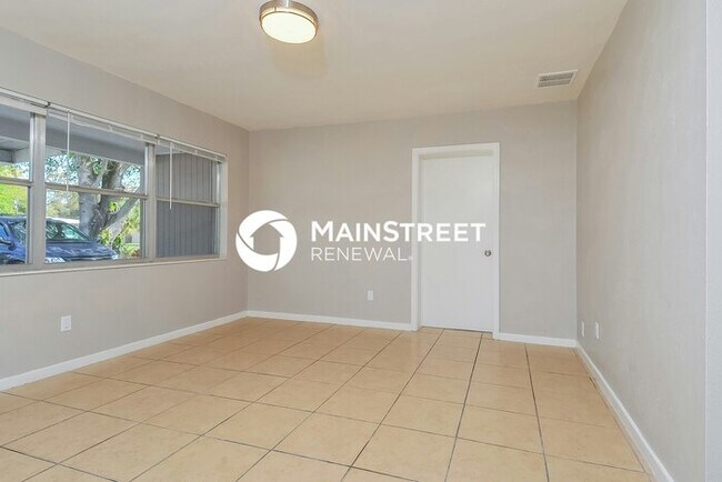 Building Photo - 4 Bedroom Pet-Friendly Home in Winter Haven, FL with Main Street Renewal