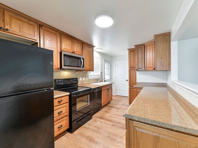 Building Photo - Newly Remodeled House - 3 Bed/1.5 Bath - C...