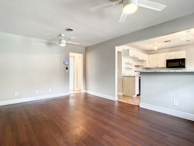 Building Photo - 2 Bedroom, 1 Bath Duplex in Groveland - Pr...