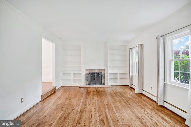 Building Photo - 8205 Robin Hood Ct