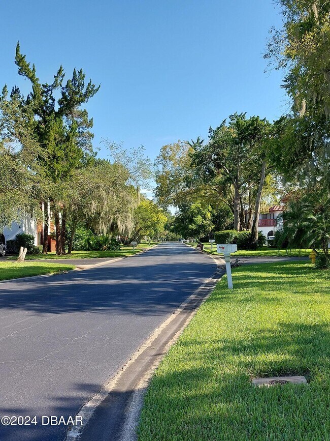 Foto del edificio - 2122 Oak Meadow Cir
