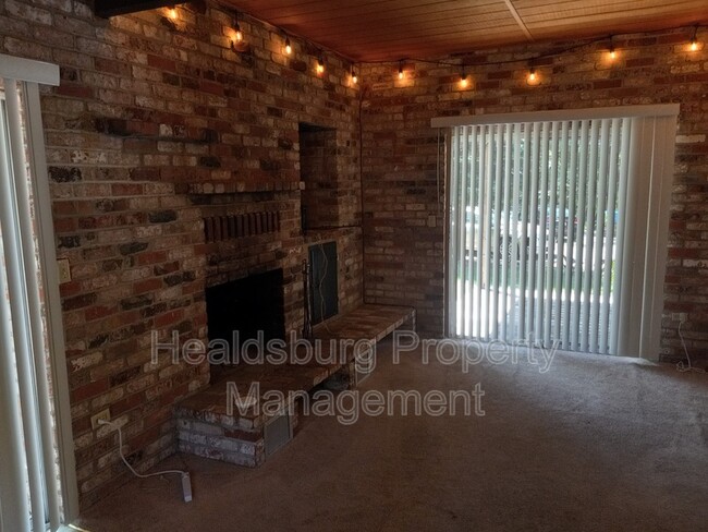Building Photo - 1863 Bailhache Ave