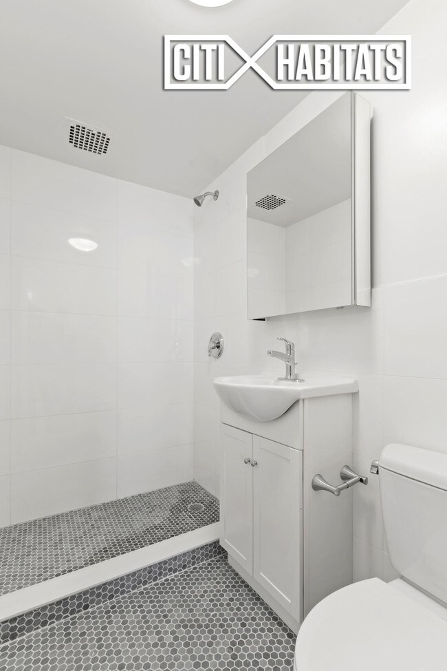 Foto del edificio - 12 W 76th St