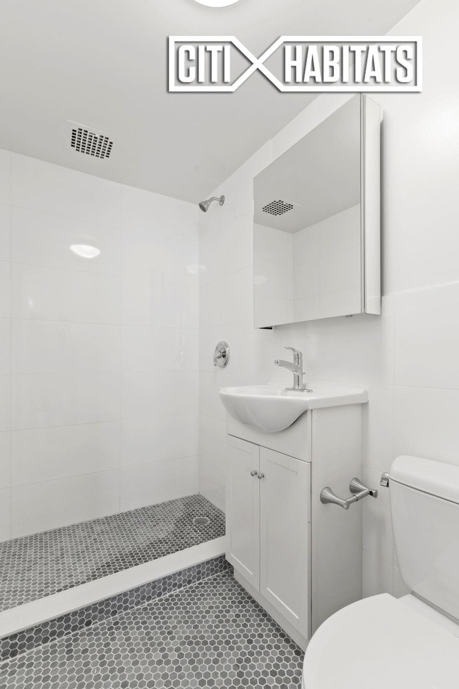 Building Photo - 12 W 76th St