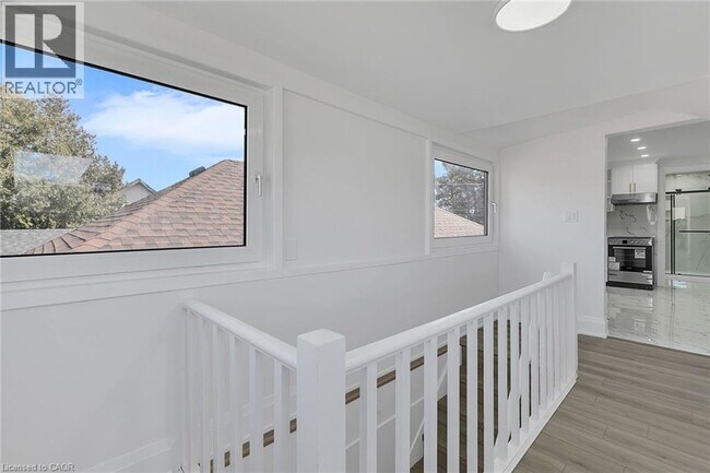 Building Photo - 581 Lancaster St W