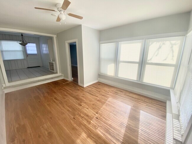 Building Photo - 717 Normal Rd