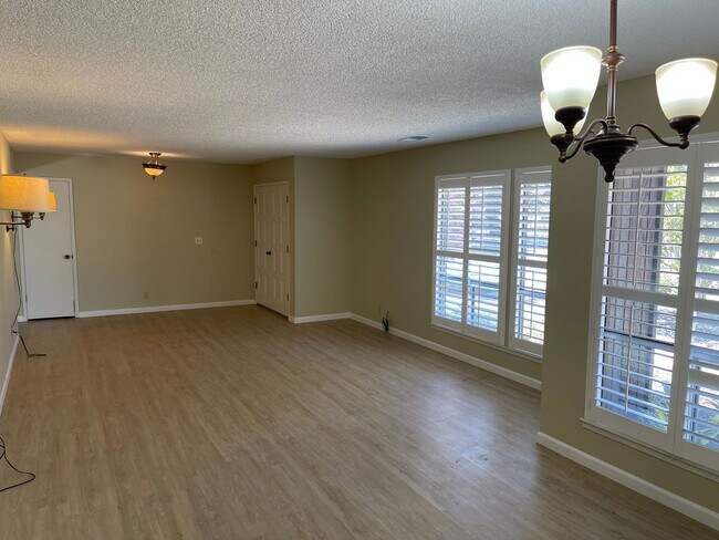 Building Photo - Great 4 bedroom 2 Bath Home located in the...
