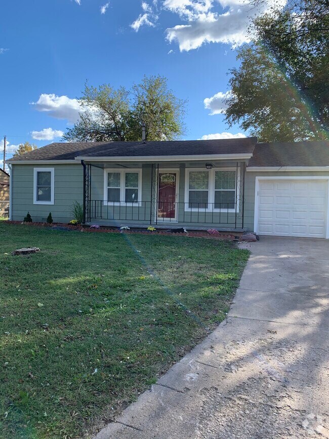 Outer Derby/Haysville Apartments for Rent with a Yard Derby, KS 2