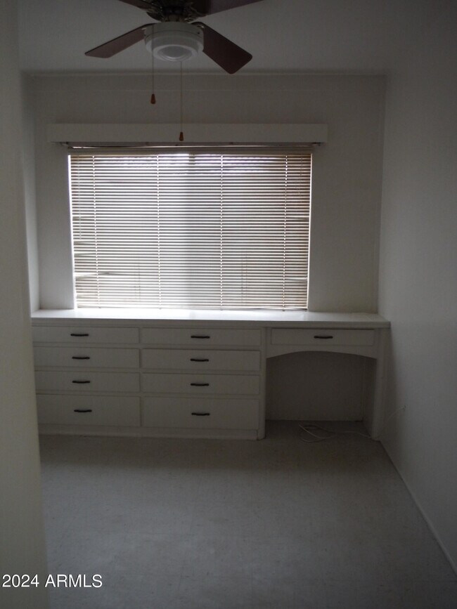 Building Photo - 2050 E 10th St