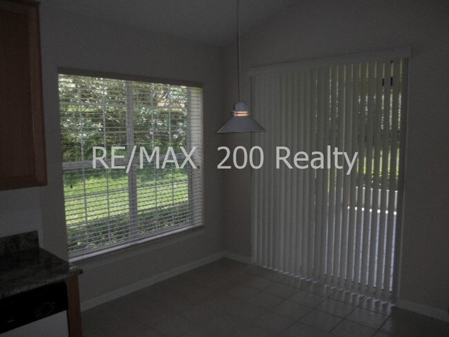 Building Photo - 7425 Green Tree Dr