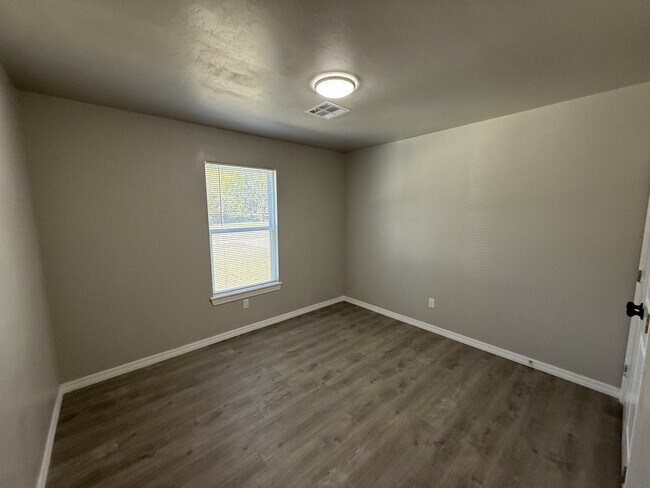 Building Photo - 220 N Johnston Ave