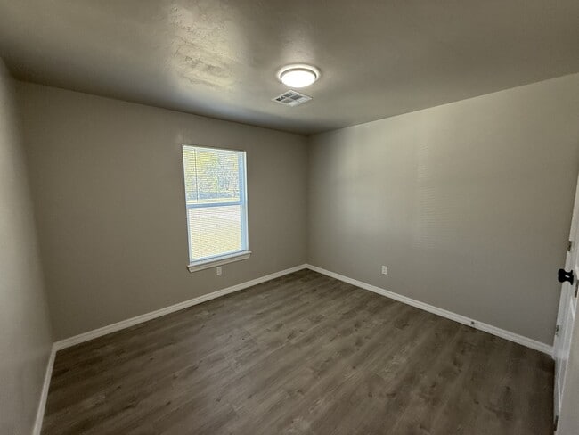 Foto del edificio - 220 N Johnston Ave