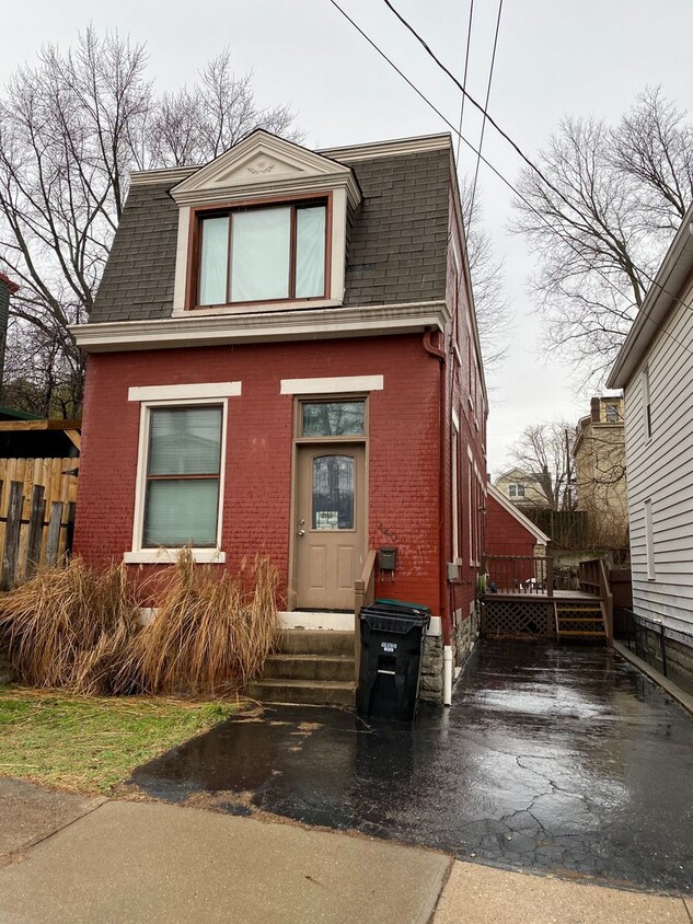 Primary Photo - 4 Bedroom House in Clifton Located Near UC...