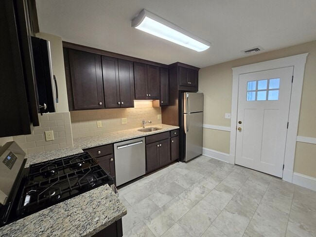 Building Photo - 288 Pleasant St