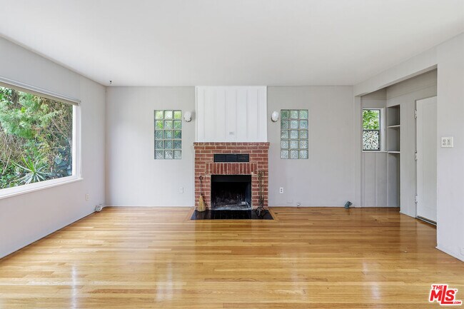 Foto del edificio - 820 Crestmoore Pl