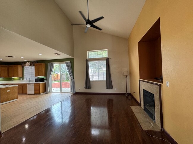 Building Photo - Five Bed, Three Bath Home With A Two Car G...