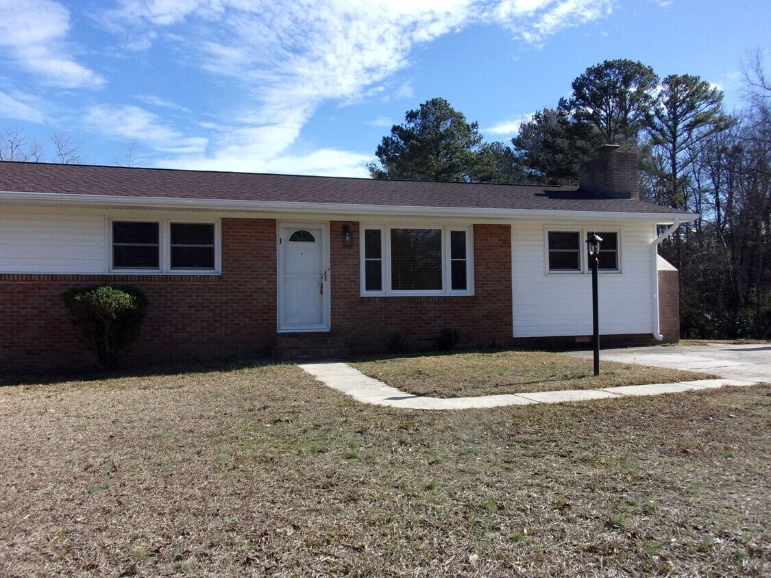 Foto principal - 3 Bedroom 2 Bath Home on Large Corner Lot