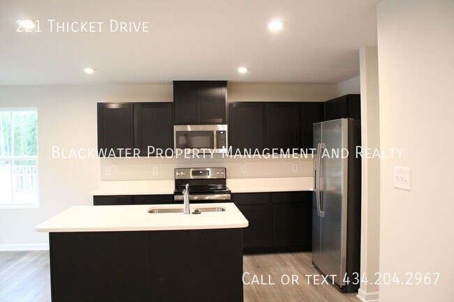 Foto del edificio - 221 Thicket Dr