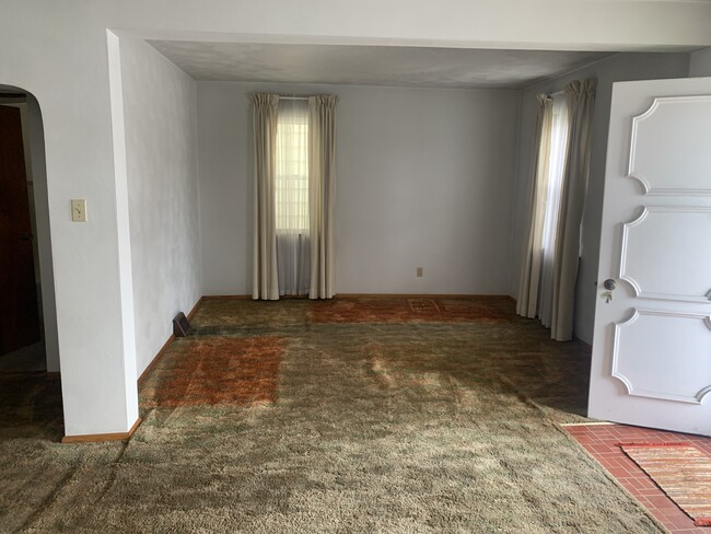 Livingroom - 1803 Somerset Ave