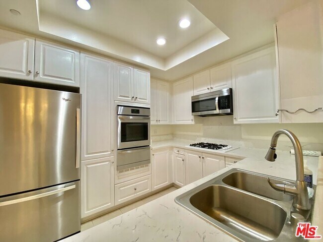 Foto del edificio - 2349 S Beverly Glen Blvd