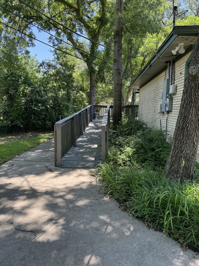 Building Photo - 2210 Robinwood Ln