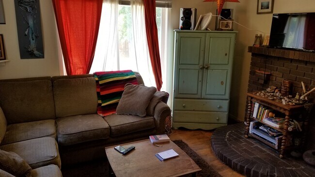 Foto del edificio - VIDEOTOUR: Want To Live Near Downtown Bend? Adorable Cottage Available Soon! PETS WELCOME