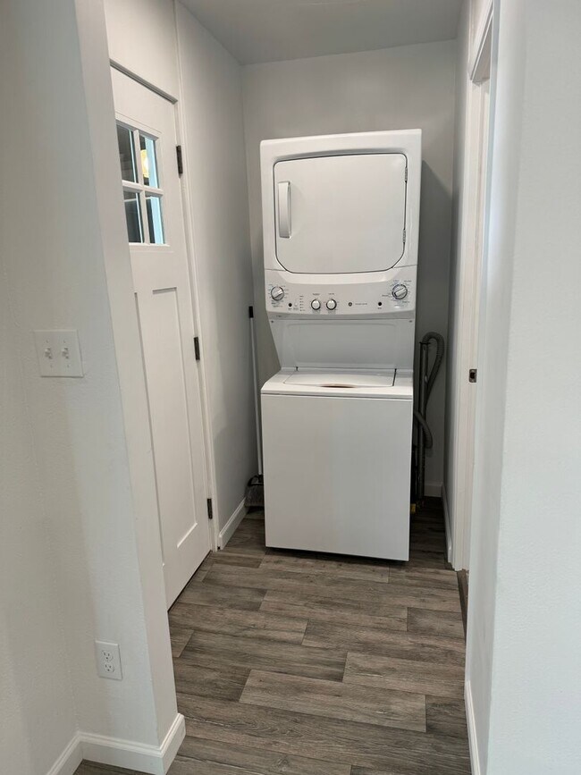 Building Photo - Fully renovated 3 bed 1.5 bath home!