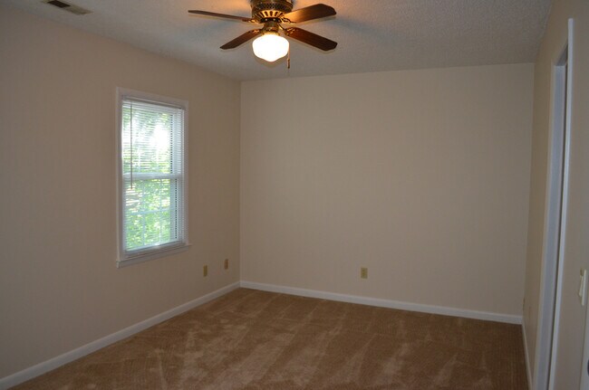Building Photo - Spacious Affordable Townhome
